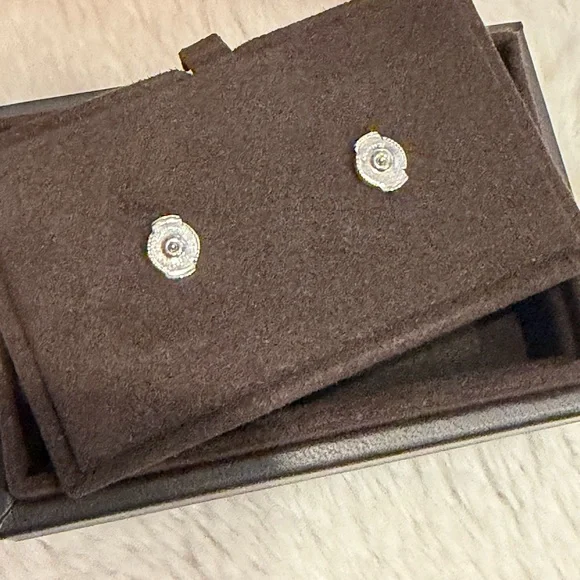 Brand New! ✨ HERMES Finesse 18K White Gold Diamond Earrings - Picture 5 of 5